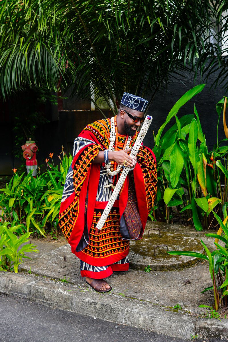 samifoodandco's tweet photo. J’ai mis une tenue traditionnelle avec une touche de modernité du cameroun 🇨🇲.
Plusieurs ethnies y sont intégrer sur la tenue, pour rassembler le cameroun 🇨🇲

Un tissu Ndop : Bamileke .. 
tissu Toghu : Nord / Ouest. 

CAMEROUN O’BOSSO 🇨🇲❤️ https://t.co/l8A1C62wq3
