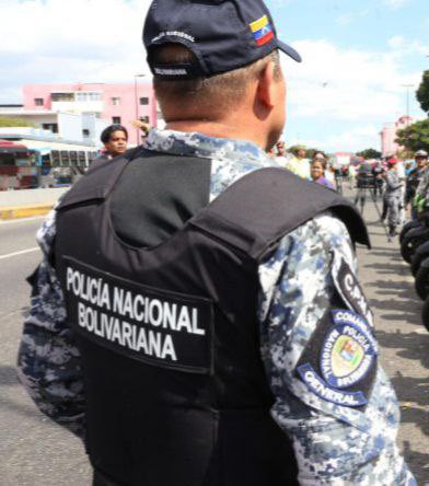 zuricht94's tweet image. PNB ATRACANDO EN EL PEAJE DE TAZÓN: ¡Mosca! con esto, varias denuncias me llegan de personas que la semana pasada fueron víctimas de atraco por parte de funcionarios de la PNB (o por lo menos eso parecen) por los uniformes que portan. El punto es antes del peaje de Tazón; los