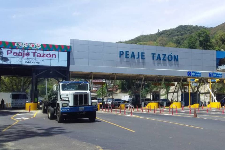 zuricht94's tweet image. PNB ATRACANDO EN EL PEAJE DE TAZÓN: ¡Mosca! con esto, varias denuncias me llegan de personas que la semana pasada fueron víctimas de atraco por parte de funcionarios de la PNB (o por lo menos eso parecen) por los uniformes que portan. El punto es antes del peaje de Tazón; los