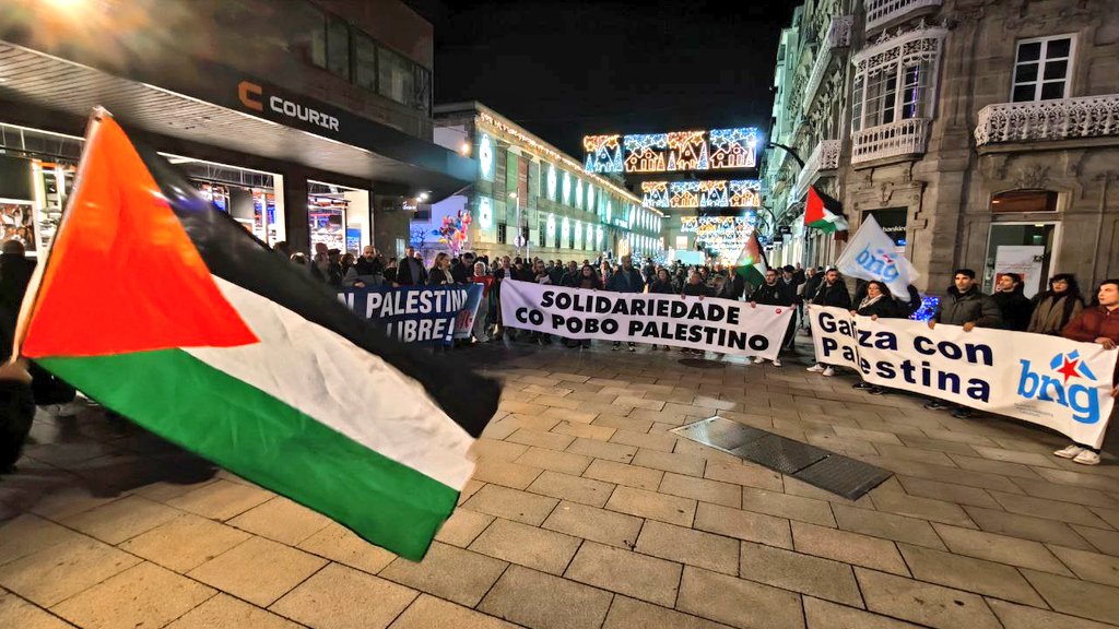 mardelumes's tweet photo. 🇵🇸 Non imos deixar de falar da Palestina! 🇵🇸 
O internacionalismo galego continúa nas rúas mantendo a exixencia de paz e xustiza para #Palestina, mentres os gobernos ollan para outra parte e continúan os seus negocios cos xenocidas. 
#GalizaConPalestina
#PalestinaVencerá https://t.co/pJCZTKfx6o