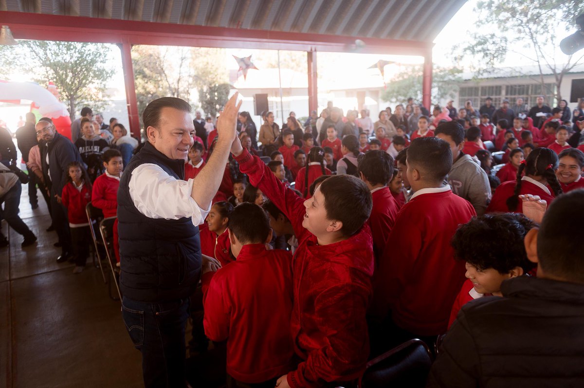 ¡Iniciamos la entrega de juguetes y aguinaldos para nuestras niñas y niños! 🎁🎉
Comenzamos en Durango capital y, poco a poco, llegaremos con todo el corazón a cada rincón del estado. ❤️
Con mucha ilusión y alegría, los niños recibieron sus regalos. Junto a mi esposa