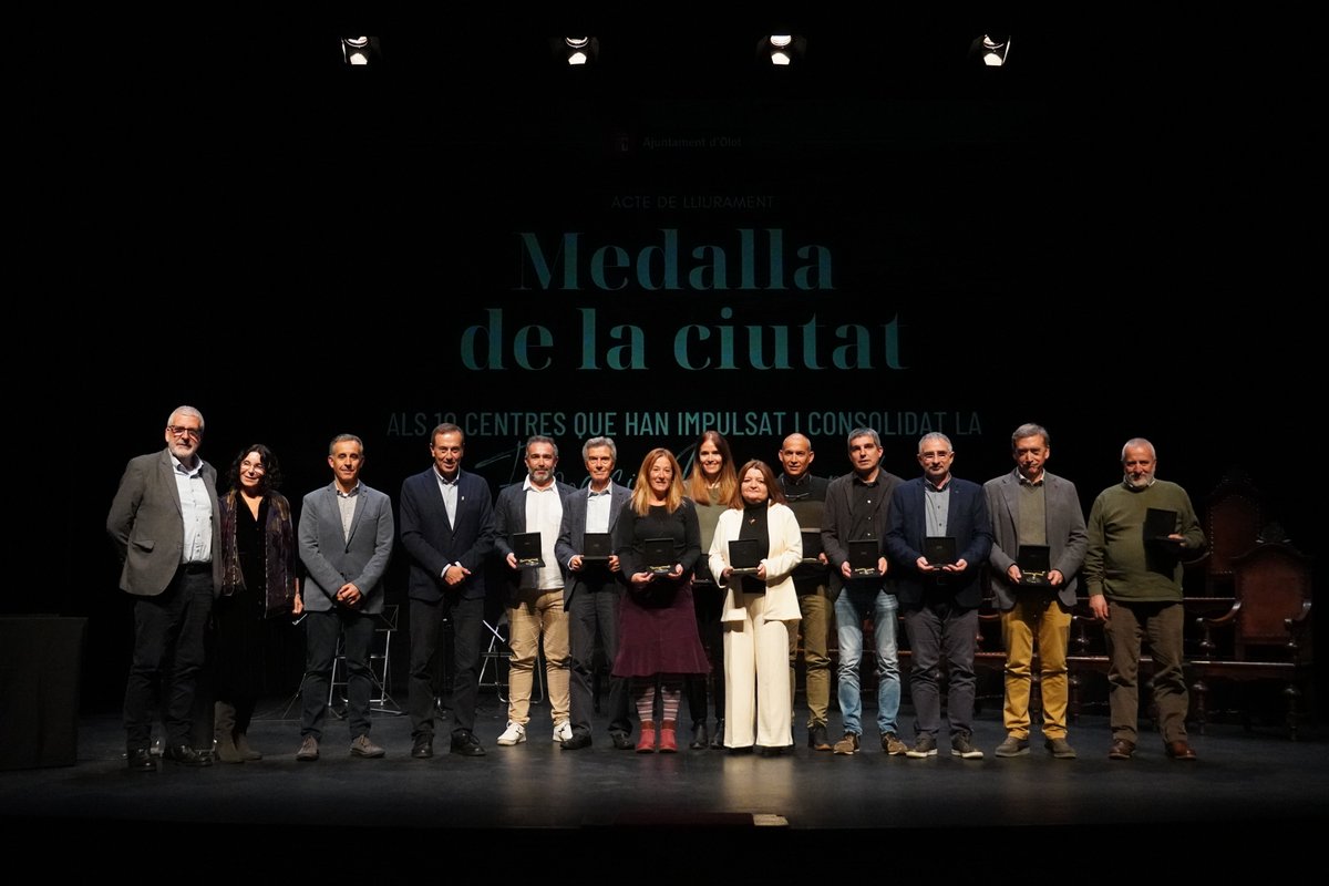 Olotuit's tweet image. ✨🥇✨ #Olot entrega la Medalla de la Ciutat als 10 centres que han impulsat i consolidat la Formació Professional.

🏫 L'acte de lliurament s'ha portat a terme al Teatre Municipal i ha aplegat professionals vinculats al món educatiu.
ℹ️olot.cat/pl217/ajuntame…

#AjuntamentOlot
