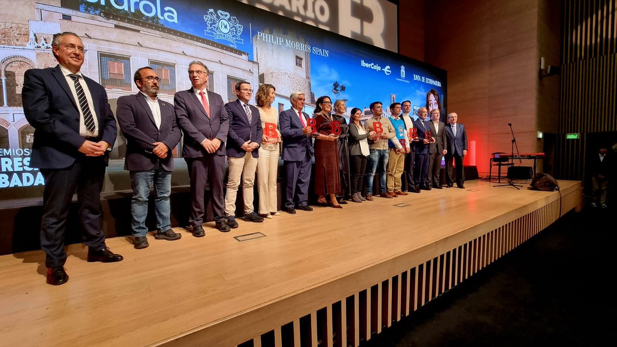 Del.Gob.Extremadura (@dgobextremadura) on Twitter photo 🔴🗞️El delegado <a href="/J_L_Quintana/">José Luis Quintana</a> ha participado en la entrega de los XIV Premios Empresario de Badajoz organizados por <a href="/crobadajoz/">La Crónica de Badajoz</a>.
👏🏻Felicidades a las y los galardonados:
▪️Clinica Los Ángeles
▪️<a href="/SaraEmedemusica/">Sara EMEDEMÚSICA</a>
▪️La Vendita
▪️José Carballo
▪️<a href="/pagobalancines/">Pago los Balancines</a> 🔴🗞️El delegado <a href="/J_L_Quintana/">José Luis Quintana</a> ha participado en la entrega de los XIV Premios Empresario de Badajoz organizados por <a href="/crobadajoz/">La Crónica de Badajoz</a>.
👏🏻Felicidades a las y los galardonados:
▪️Clinica Los Ángeles
▪️<a href="/SaraEmedemusica/">Sara EMEDEMÚSICA</a>
▪️La Vendita
▪️José Carballo
▪️<a href="/pagobalancines/">Pago los Balancines</a>