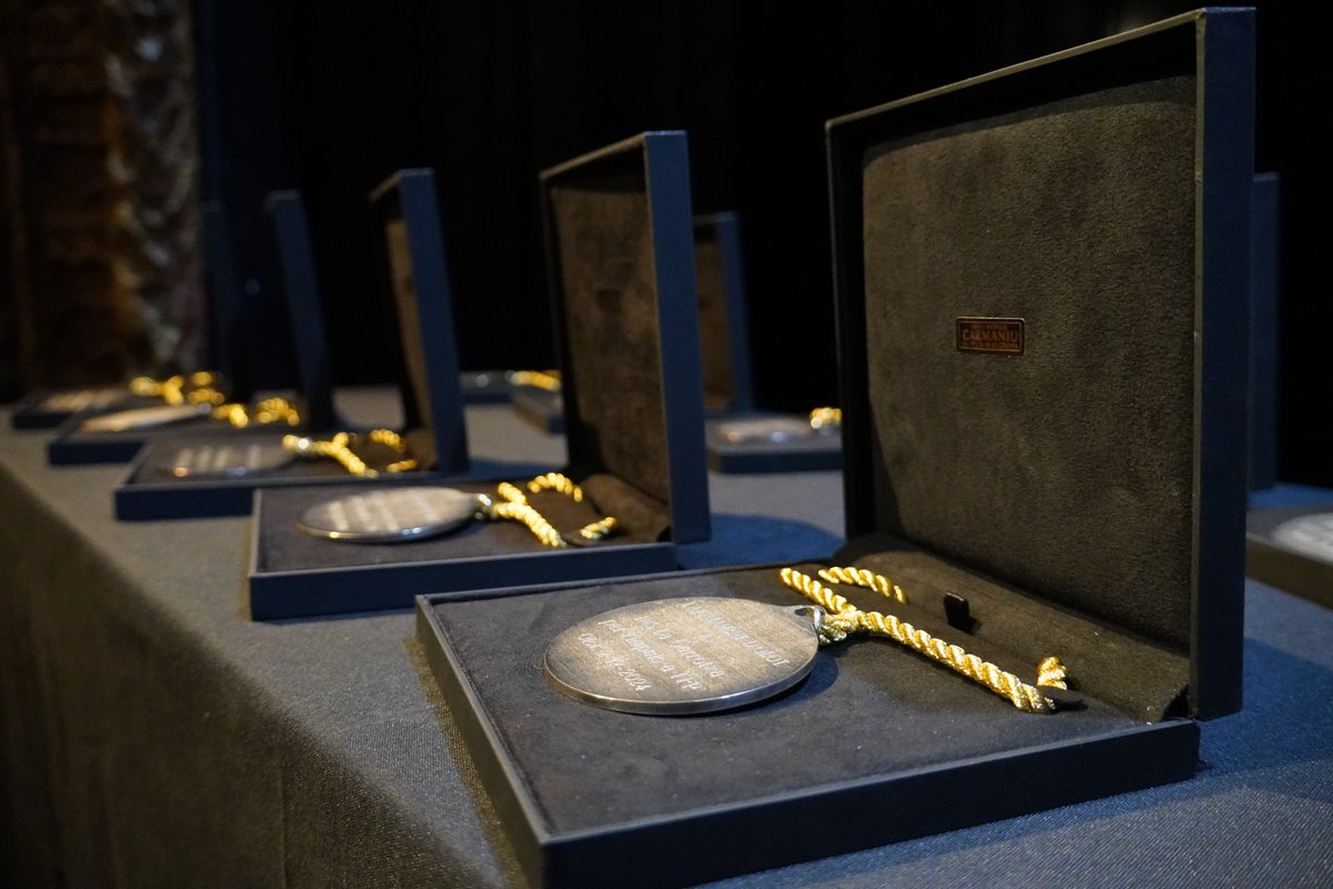 Olotuit's tweet image. ✨🥇✨ #Olot entrega la Medalla de la Ciutat als 10 centres que han impulsat i consolidat la Formació Professional.

🏫 L'acte de lliurament s'ha portat a terme al Teatre Municipal i ha aplegat professionals vinculats al món educatiu.
ℹ️olot.cat/pl217/ajuntame…

#AjuntamentOlot