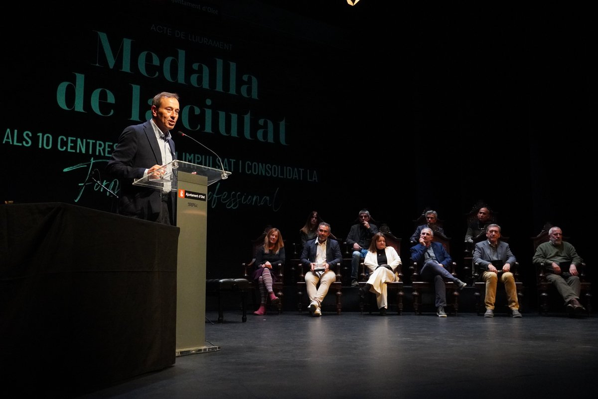 Olotuit's tweet image. ✨🥇✨ #Olot entrega la Medalla de la Ciutat als 10 centres que han impulsat i consolidat la Formació Professional.

🏫 L'acte de lliurament s'ha portat a terme al Teatre Municipal i ha aplegat professionals vinculats al món educatiu.
ℹ️olot.cat/pl217/ajuntame…

#AjuntamentOlot