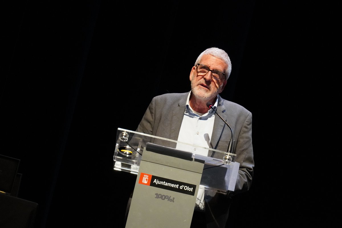 Olotuit's tweet image. ✨🥇✨ #Olot entrega la Medalla de la Ciutat als 10 centres que han impulsat i consolidat la Formació Professional.

🏫 L'acte de lliurament s'ha portat a terme al Teatre Municipal i ha aplegat professionals vinculats al món educatiu.
ℹ️olot.cat/pl217/ajuntame…

#AjuntamentOlot