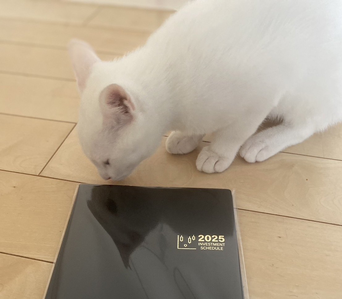 pico_pico_8181's tweet image. 2025年を迎える準備で手帳をゲット…☺️

食べ物じゃないよ…😿

それか何かのシグナル…🙄？

おはようございます🪼
#暁投資顧問