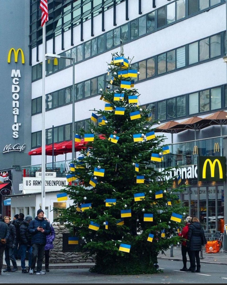 🇩🇪🫂🇺🇦 Christmas tree in Berlin  - Germany stand with Ukraine 🫡