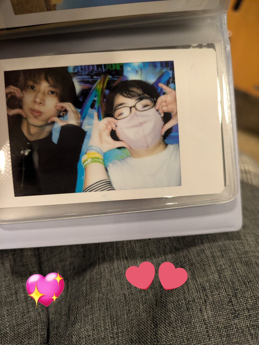 LeoLooP52's tweet photo. グループ1枚とわたくん1枚とくーちゃん2枚チェキとスマホで写真撮れた✌️✌️
3回目にしてやっと1回目と2回目よりは緊張せず落ち着いて話せた気がする!!
わたくんとジョージのぬいぐるみと一緒に撮れたのも嬉しすぎた🥰🥰
#LeoLooP
#LLP
#💎レオった🍋🦁
#MARCHIC
#東京公演 https://t.co/nXHrxkaXeI