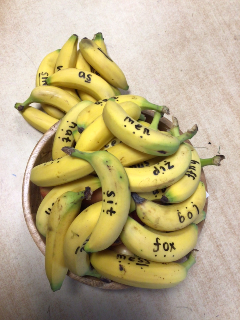 EYFSStMargaret1's tweet image. Snack and a reading challenge ... why not? Our children loved using their phonics skills to read the words before peeling their bananas and tucking in 🍌 #eyfs #eyfsreading #eyfsliteracy #phonics #receptionprovision #phonicsprovision
