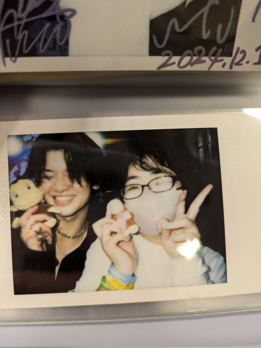 LeoLooP52's tweet photo. グループ1枚とわたくん1枚とくーちゃん2枚チェキとスマホで写真撮れた✌️✌️
3回目にしてやっと1回目と2回目よりは緊張せず落ち着いて話せた気がする!!
わたくんとジョージのぬいぐるみと一緒に撮れたのも嬉しすぎた🥰🥰
#LeoLooP
#LLP
#💎レオった🍋🦁
#MARCHIC
#東京公演 https://t.co/nXHrxkaXeI
