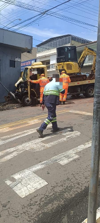 jornalhojeemdia's tweet photo. VÍDEO: bombeiro se fere após viatura que socorria mulher ser atingida por caminhão em Minas
https://t.co/Dvs7M5MF4A
📷 Divulgação/Corpo de Bombeiros
#minas #alfenas #acidentedetrânsito #viatura #corpodebombeiros #jornalhojeemdia https://t.co/5xfoNGwjQ3