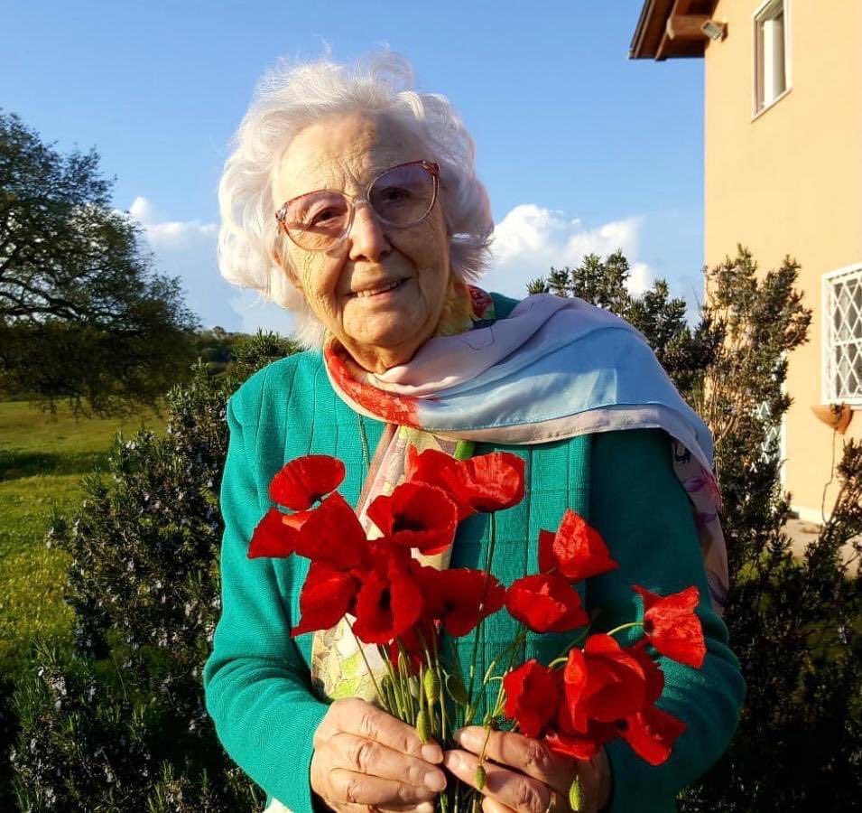 marcofurfaro's tweet photo. Una notizia tristissima, arrivata pochi minuti fa. 

Si è spenta per sempre la partigiana Iole Mancini, l’ultima testimone degli orrori nazisti di via Tasso.

Orrori che lei, Iole, visse in prima persona quando aveva appena 24 anni.

Era una staffetta partigiana e insieme al marito Ernesto faceva parte dei Gruppi di Azione Patriottica. Procurava cibo, distribuiva munizioni, trasportava bigliettini. Praticava Resistenza.

Quando Ernesto fu portato nel carcere di Regina Coeli e riuscì ad evadere, Iole Mancini fu rinchiusa in via Tasso, sede della Gestapo, dove venne interrogata dal boia e capo delle SS Erich Priebke nella cella numero 22.

La torturarono. Non le diedero sosta. “Dove è Ernesto?”, le chiedevano. 

Ma lei, Iole, resistette fino alla fine. Resistette alle violenze, alle minacce, alle intimidazioni. Resistette al capo delle SS in persona. 

E anche quando la caricarono su un convoglio per portarla alla fucilazione, da cui scampò per puro caso, non parlò mai.

Per amore di suo marito Ernesto, per amore della Resistenza, per amore della libertà.

Bella ciao, Iole Mancini.
Bella ciao, partigiana.