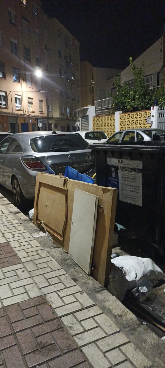 Está puerta lleva ya más de 1 semanas en la basura. A ver si este jueves se la llevan ya por fin.
Calle moreno nieto