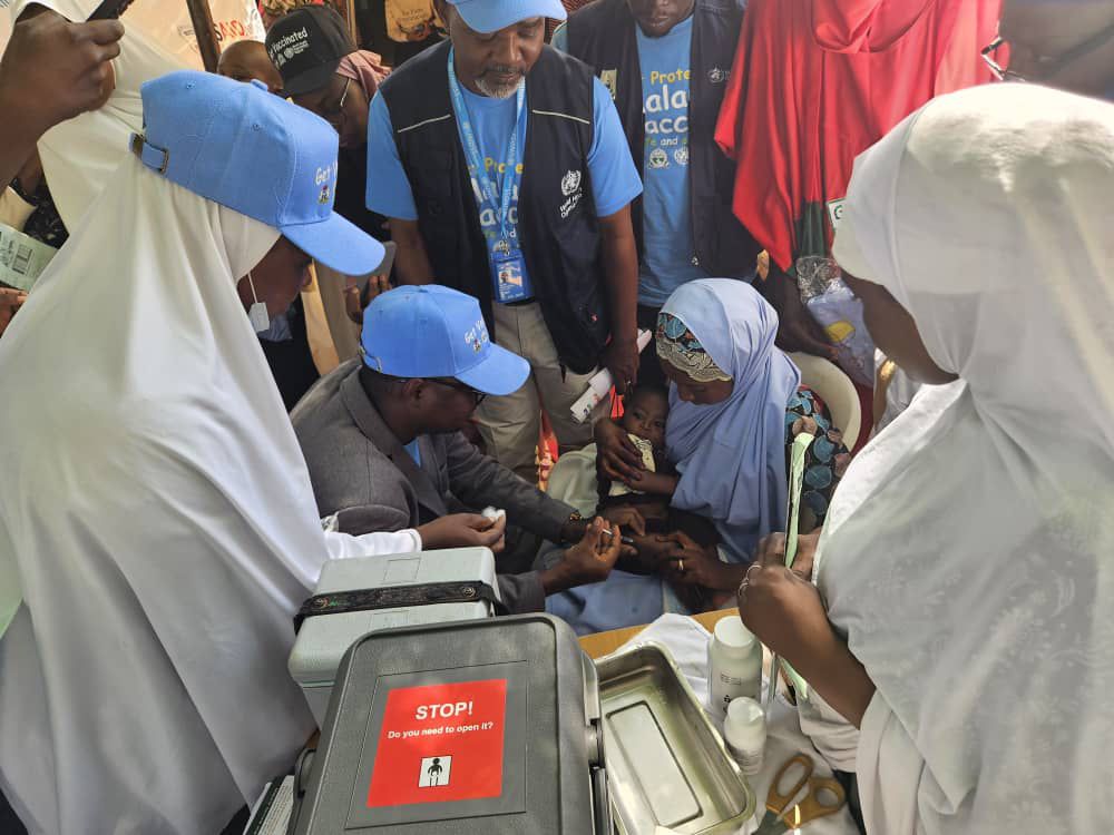 Congratulations #Nigeria for the introduction of the R21 #malaria vaccine today! It's a pivotal step towards lowering the malaria burden &amp; protecting children's health. <a href="/WHO/">World Health Organization (WHO)</a> &amp; partners are supporting the health authorities to reach all eligible children &amp; bolster malaria control.