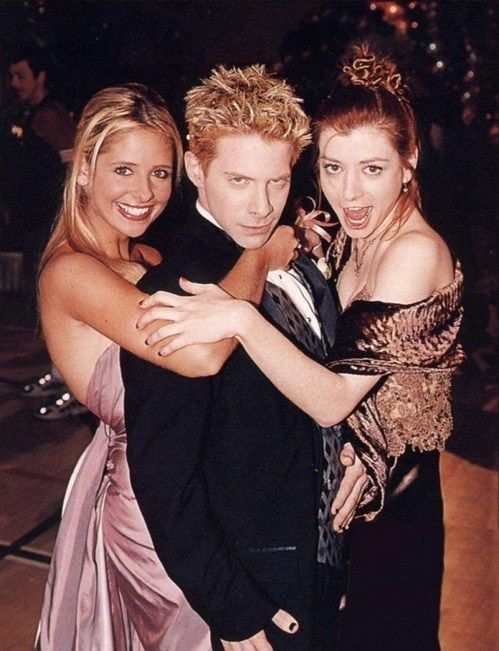 BuffyLookBook's tweet photo. 𝐁𝐞𝐡𝐢𝐧𝐝 𝐭𝐡𝐞 𝐬𝐜𝐞𝐧𝐞𝐬 of Buffy the Vampire Slayer ✘ The Prom