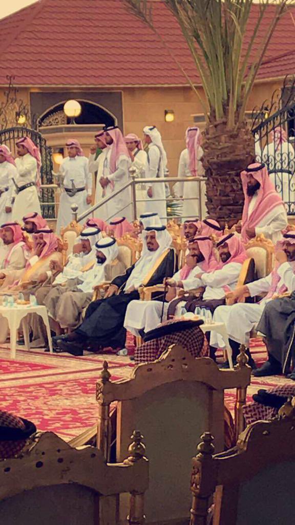 انشهد انه فارق الصف رجال
ما كل ، ، رجال ، ، يوقف بداله .
رجال يسوا له ثمانين رجال
الحمل لامن ثقل شله لحاله
صح لسان شاعرها ورحمة الله على ابي