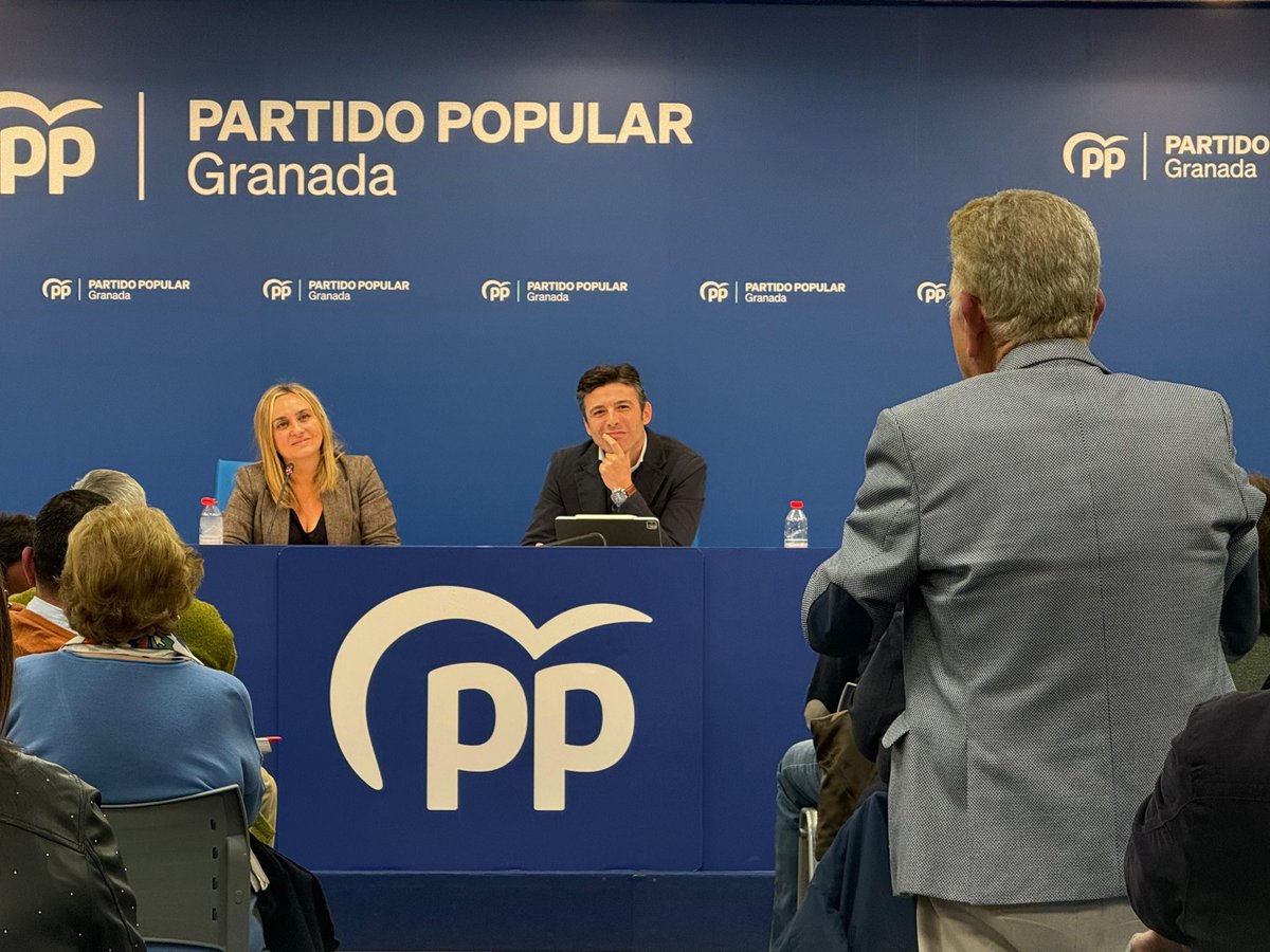 💙💙 Sois los mejores!!

Coincidiendo con el sexto aniversario que permitió el cambio en Andalucía de <a href="/JuanMa_Moreno/">Juanma Moreno</a> 

Nuestra alcaldesa <a href="/marifrangr/">Marifran Carazo</a> y todo el equipo municipal del <a href="/ppgranada/">PP Granada</a> nos reunimos en nuestra sede con más de 200 afiliados.

Un equipo fuerte y comprometido