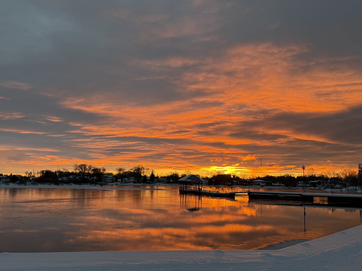 glott77's tweet photo. A beautiful December Orillia morning.
#orillia #downtownorillia #lakecouchiching #sunrise #simcoecounty #experiencesimcoecounty #ontario #december #nofilter https://t.co/AXdn3SSooy