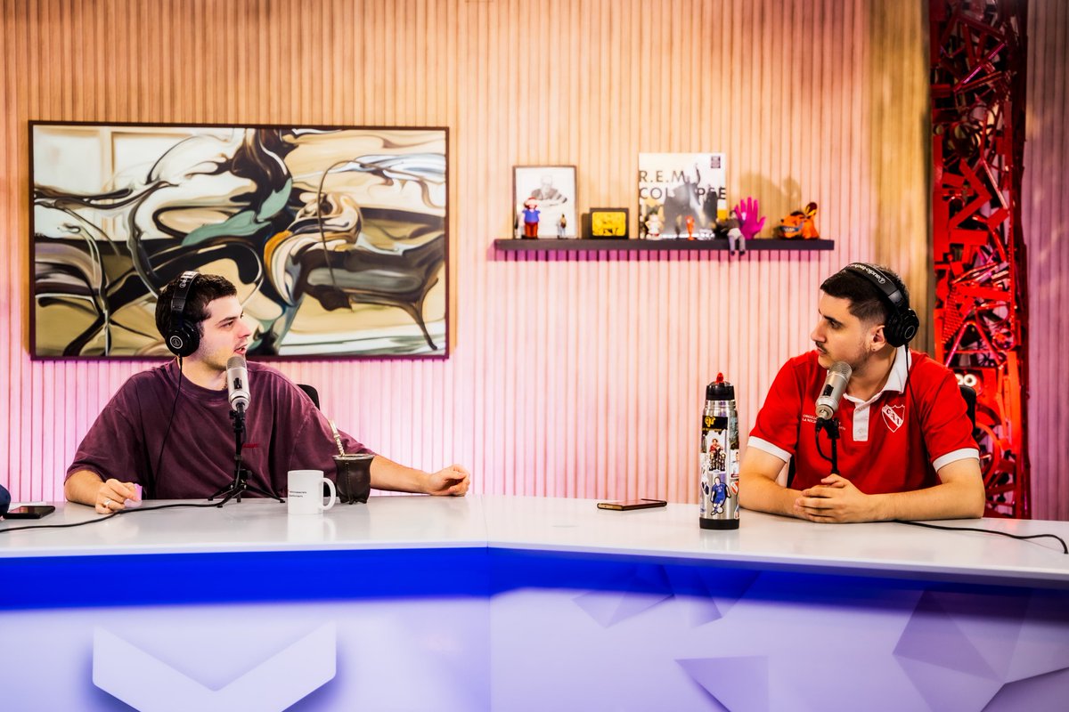 Vorterix's tweet photo. #CoheteAlSol

Segunda hora para esta dupla que, en más de 60 minutos de programa, aún no dijeron la palabra caca 🎩 https://t.co/nSYO6qSHZT