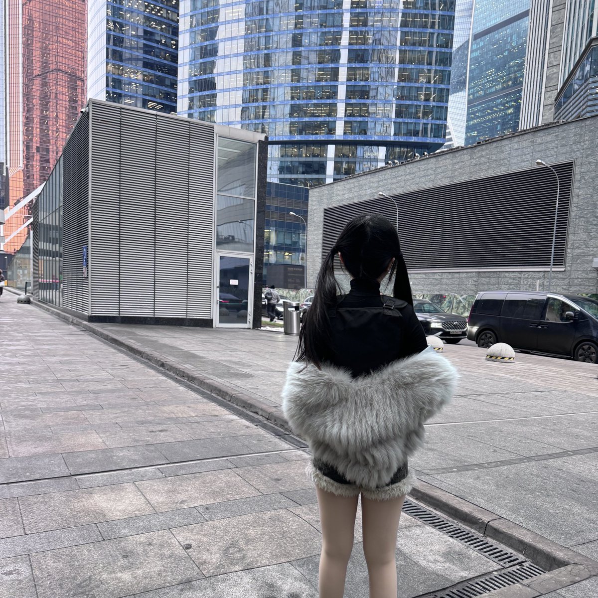 莫斯科篇
也许是冬天的莫斯科太冷
也许是异国他乡只能依赖他
也许是什么别的因素
但感受到幸福时我就知道离心痛不远了
好多人说他对我好 的确
你们从我的描述里只能感受到他有钱
看他带我坐商务舱 每次找我一两周 
只有我知道他有多辛苦 每天只睡几小时
我心疼他
他说 小朋友 赚钱不是这么容易的呀 https://t.co/XWjtgst8LR
