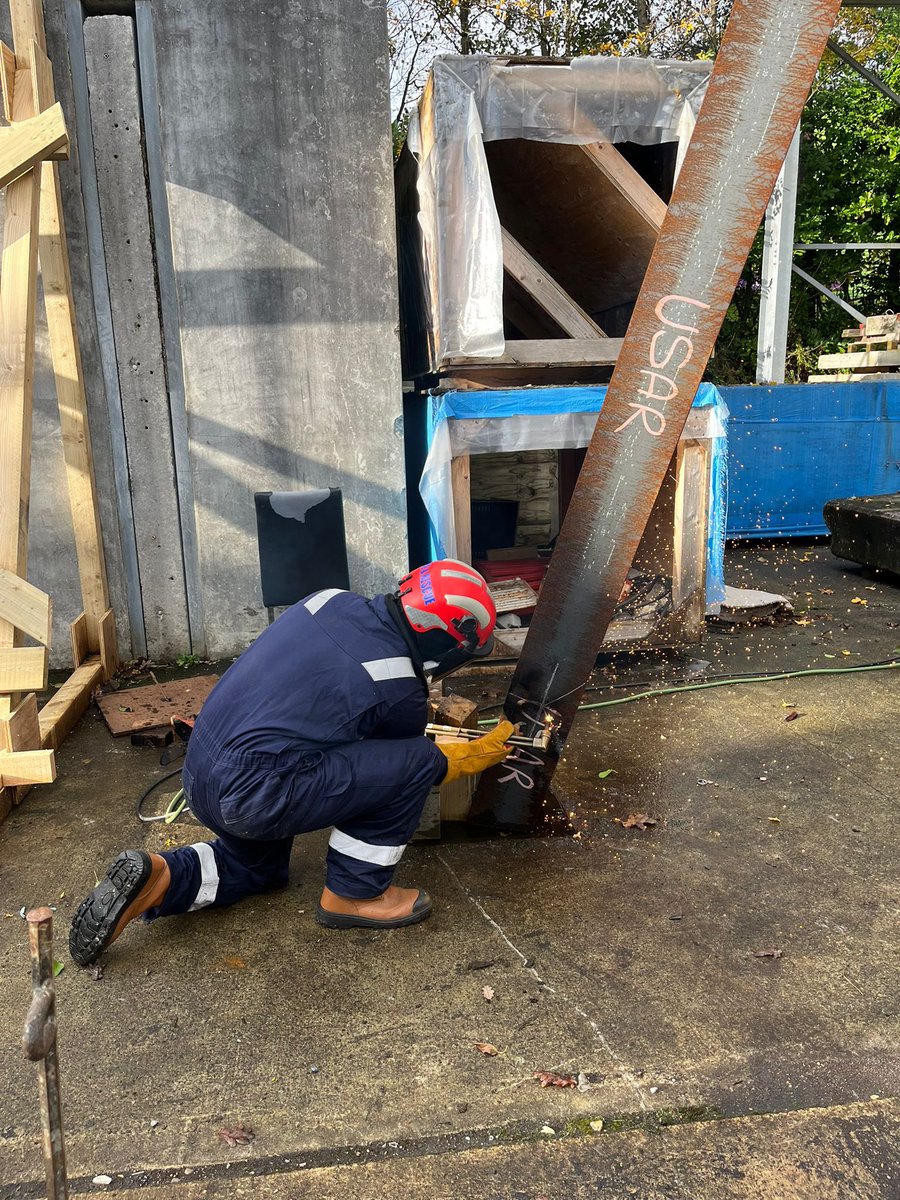 HantsIOW_USAR's tweet image. Today team members concentrated on specialisations in the form of ‘hot cutting’. This skill is employed to create a safe scene of operations by removing identifiable risks. @HantsIOW_fire @FireResilience