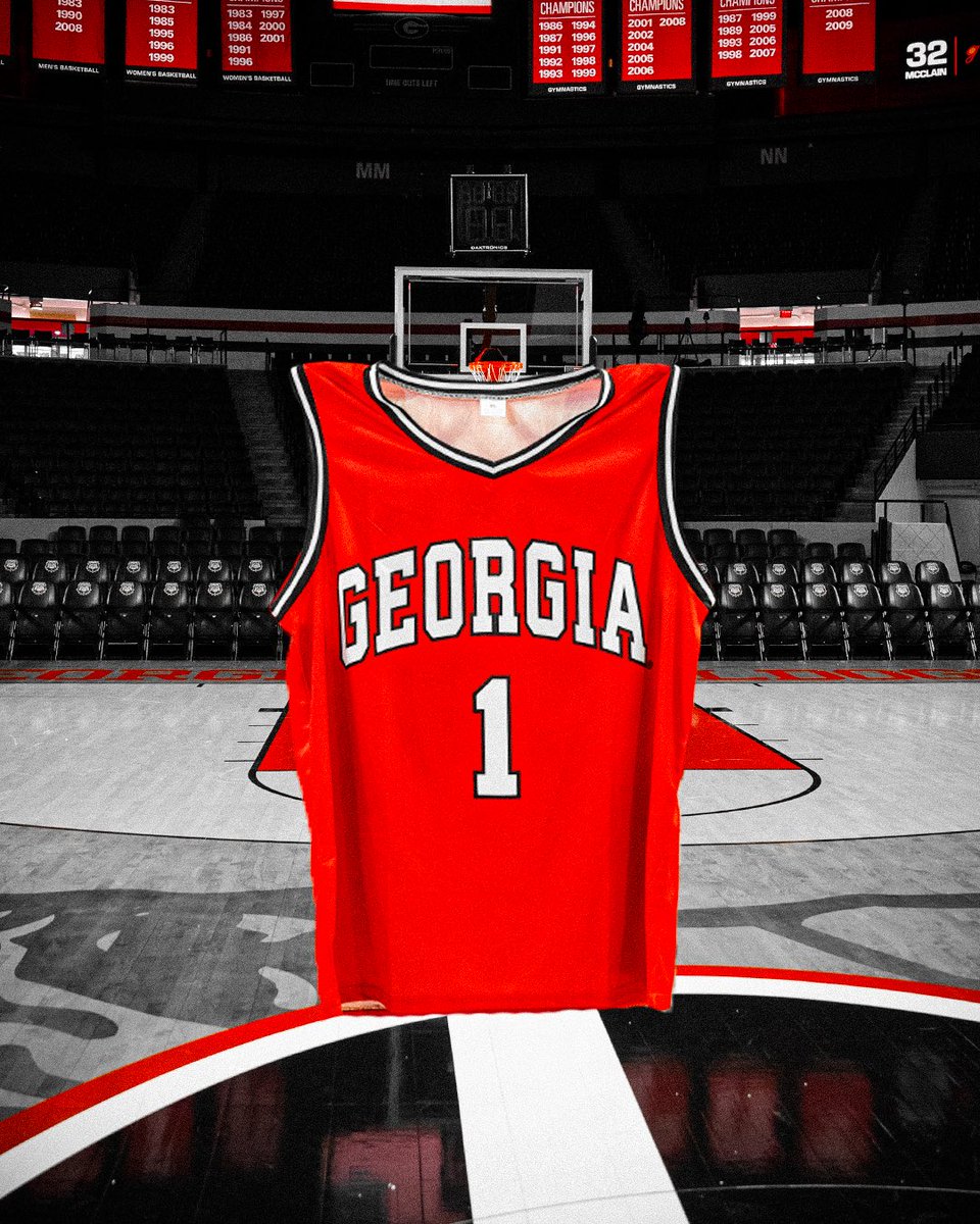 UGABasketball's tweet image. We’re going all Red at the Steg tomorrow❗️

🔴 vs Notre Dame - 7 p.m. ET tipoff
🔴 First 750 students receive a 🆓 replica jersey 
🔴 Red Panda halftime performance
🔴 Use promo code REDHOT for $8 ticket deal ➡️ georgiadogs.com/mbbtix

#GoDawgs