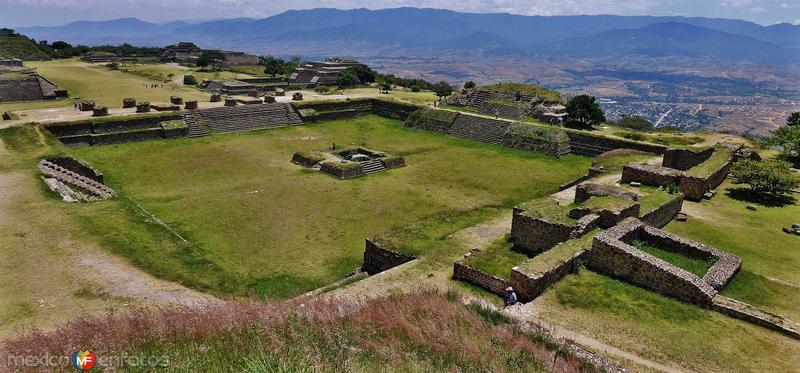 panda_profesor's tweet photo. Todo un lujo
Uno de los sitios arqueológicos más importantes de #Mexico es Monte Albán. Atrae cientos de miles de visitantes al año, pero también nos ayuda a entender como se formaron las grandes ciudades y estados de Mesoamérica antes y durante el periodo Clásico. 
#arqueologia https://t.co/HRqeqHvHuD