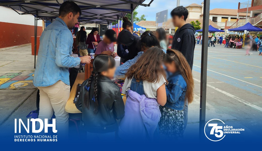 En el marco del cierre del Mes de la Infancia, #INDHCoquimbo📍participó invitado por el Colegio Héroes de La Concepción de La Serena en la Feria de Los Buenos Tratos, donde presentó ante estudiantes, docentes y la comunidad educativa el trabajo del INDH, así como el cómic “Arriba