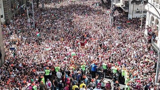 FluFCSEMFILTRO's tweet photo. Desmentindo a fake news dos torcedores da 4ª força do Rio:

1. A torcida do Fluminense tomou as ruas do Rio de Janeiro e foi caminhando até o maracanã

2. O prefeito mandou a polícia dispersar alegando “problemas de segurança”

3. 40 mil no maracanã, 20 mil do lado de fora
+ https://t.co/XrYpckrG6p