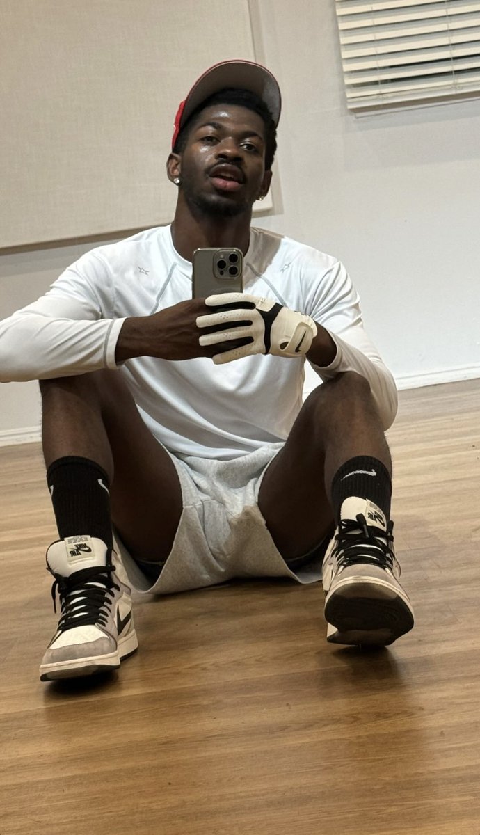 boycheering's tweet photo. • work me out, baby. https://t.co/frZIiDx7AD