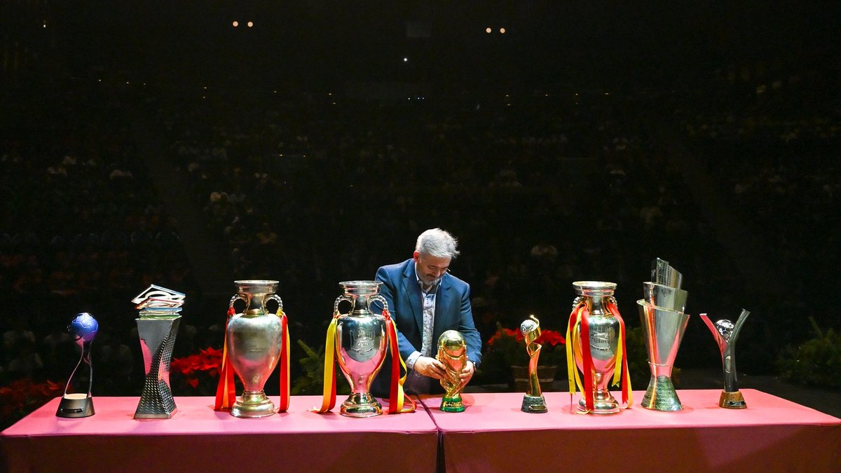 José Ángel Peláez (@yeyda) on Twitter photo Increíble foto de nuestra Gala del Fútbol (+ de 3.000 personas asistieron este año) disfrutando de los trofeos más importantes de la historia del Fútbol Español. Orgulloso de toda la .<a href="/RFCF_es/">Real Federación Cántabra de Fútbol</a> Increíble foto de nuestra Gala del Fútbol (+ de 3.000 personas asistieron este año) disfrutando de los trofeos más importantes de la historia del Fútbol Español. Orgulloso de toda la .<a href="/RFCF_es/">Real Federación Cántabra de Fútbol</a>