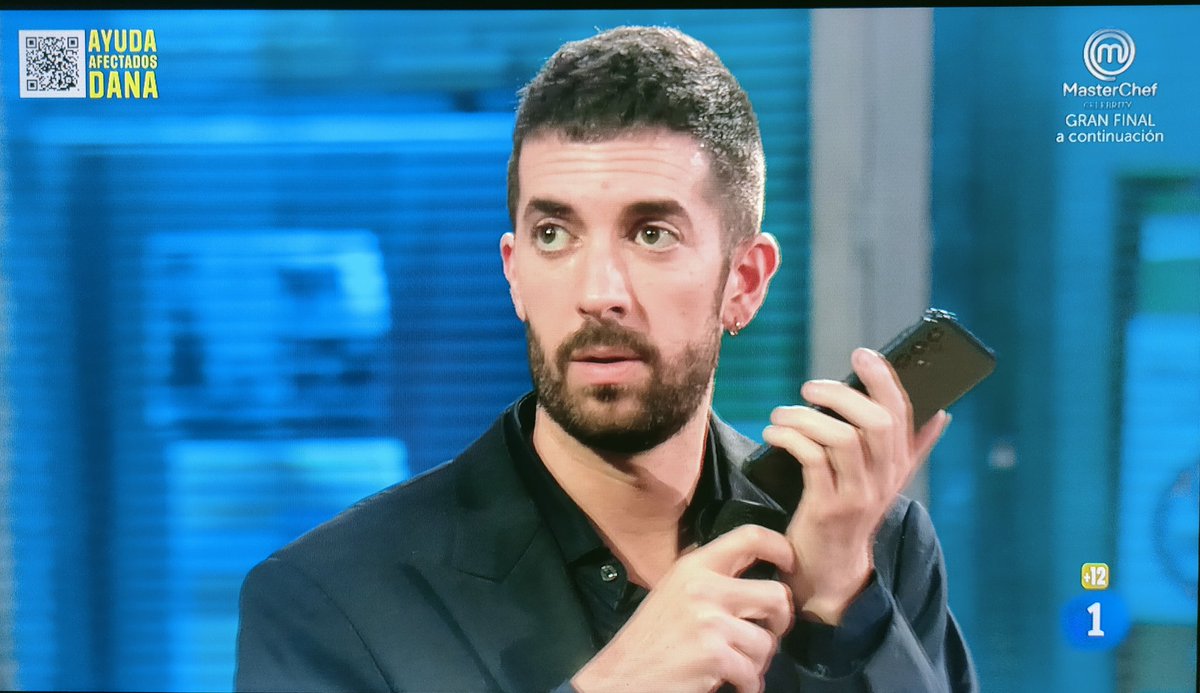 AbelPlata's tweet photo. Tengo que decir que hacía mucho tiempo que no me sentaba a diario a ver la tele.

Terminar el día con risas viendo un programa de televisión!

Mil gracias. @LaRevuelta_TVE 

#LaRevuelta #LaRevueltaTVE https://t.co/Osgu161r7e