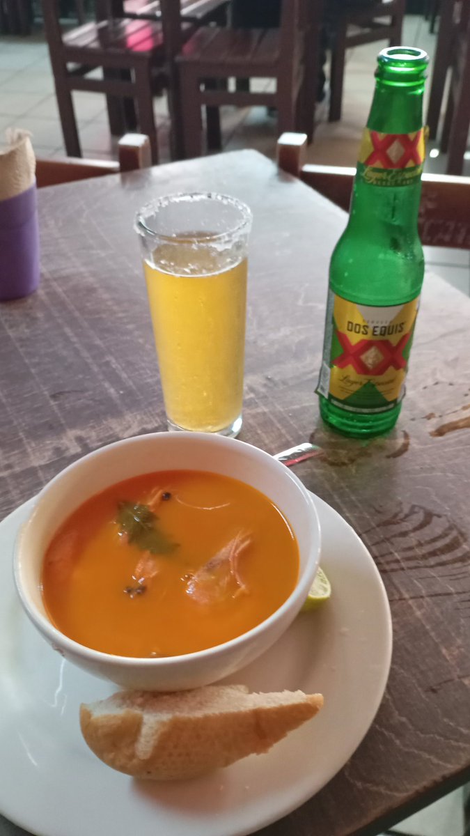 Degustando de la rica y deliciosa botana en el portal