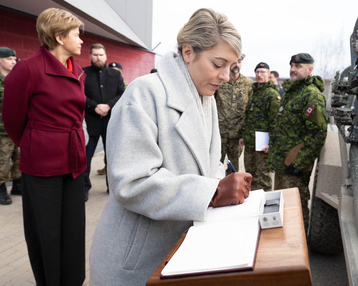 Aujourd'hui, la ministre Joly a rencontré l'équipe des Forces armées canadiennes en Lettonie, qui dirige la mission de l'OTAN visant à renforcer la sécurité dans la région. Le Canada joue un rôle clé en coordonnant les efforts avec 13 pays.