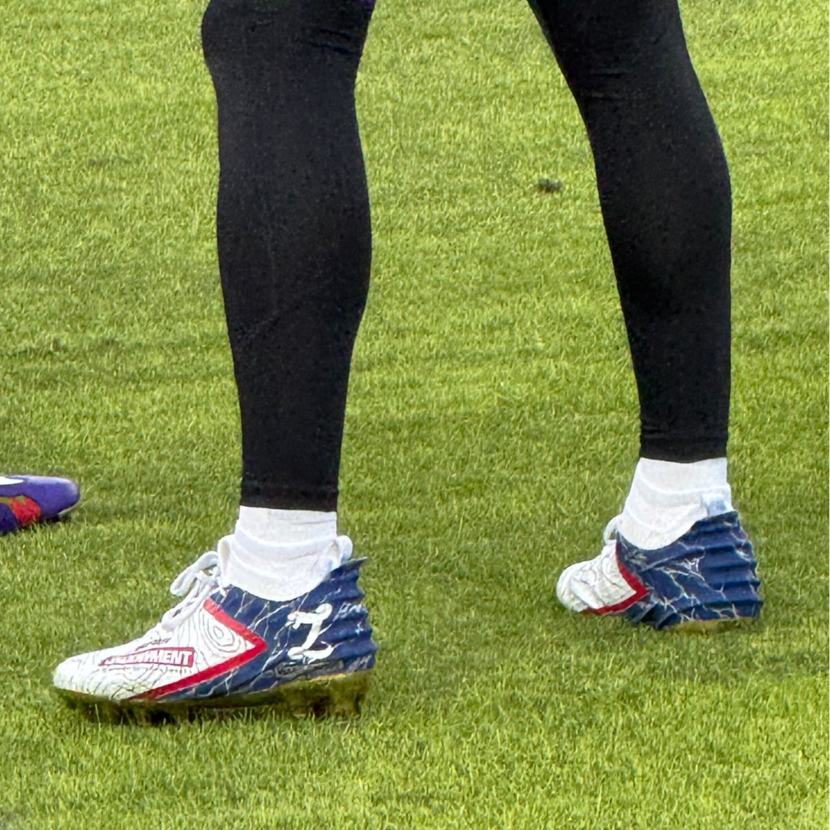 CODE4Vets's tweet photo. At last night’s @Ravens game, @ZayFlowers honored military veterans and the Call of Duty Endowment’s 15-year anniversary by wearing custom #MyCauseMyCleats. The cleats were inspired by the service of U.S. Army veteran, Shelby Ward Cross, who was placed into a job by the Endowment. 

Cleats by @dezcustomz 🔥
