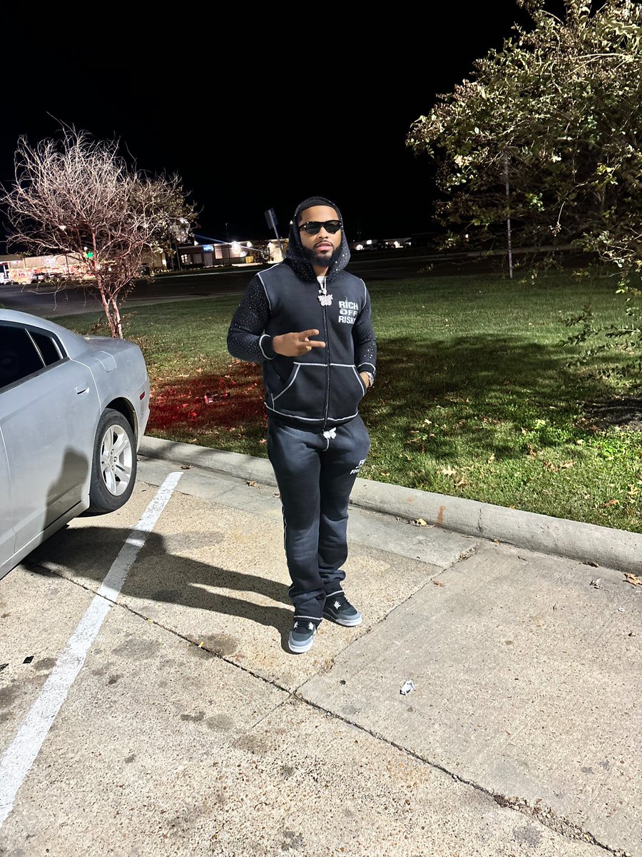 _MJsmooth's tweet image. I’ll pop a pill and feel I should, I should give a whole mil to my hood. I done made it out the streets, bih I’m good 🖤⚔️🖤