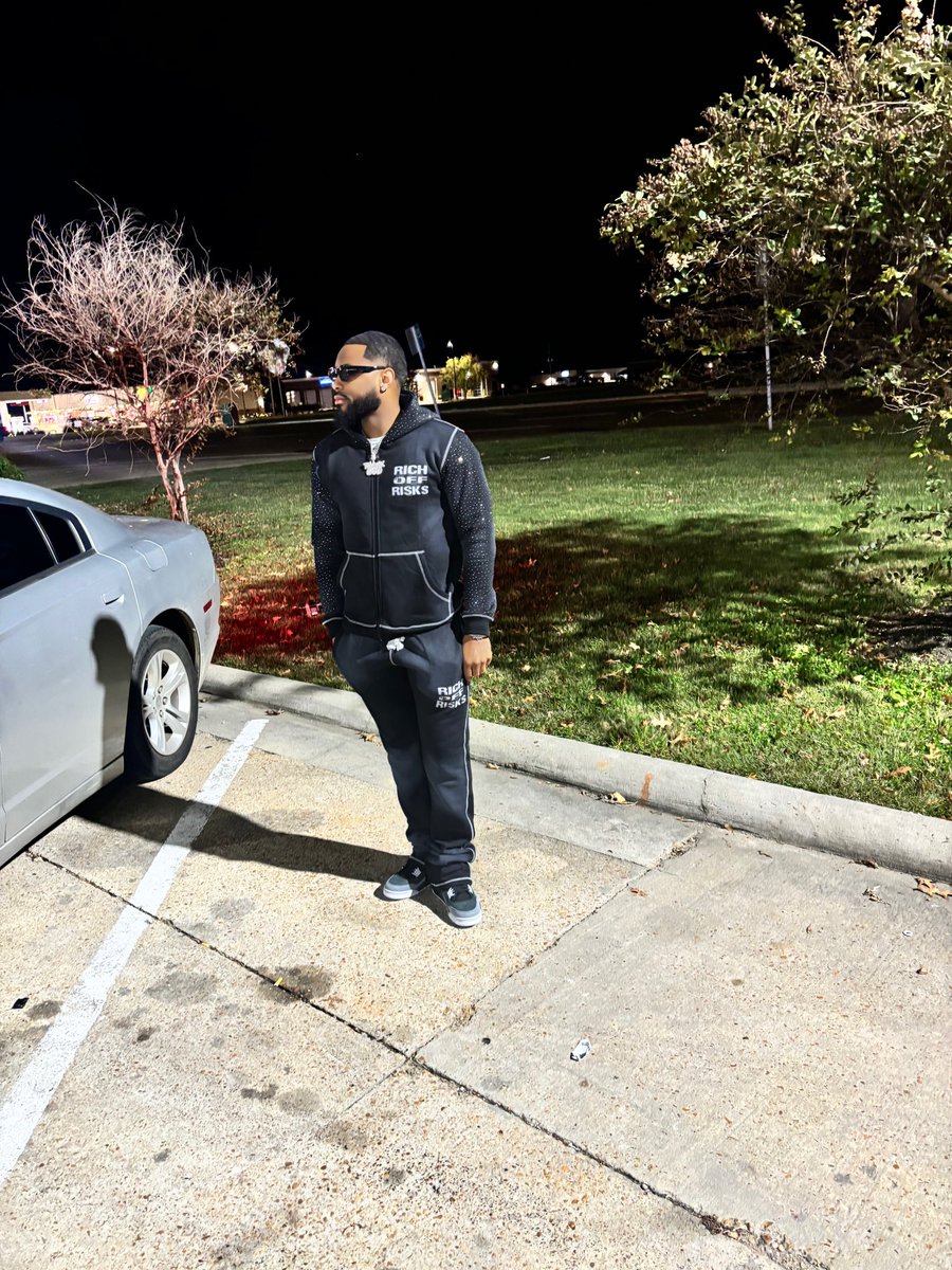 _MJsmooth's tweet image. I’ll pop a pill and feel I should, I should give a whole mil to my hood. I done made it out the streets, bih I’m good 🖤⚔️🖤