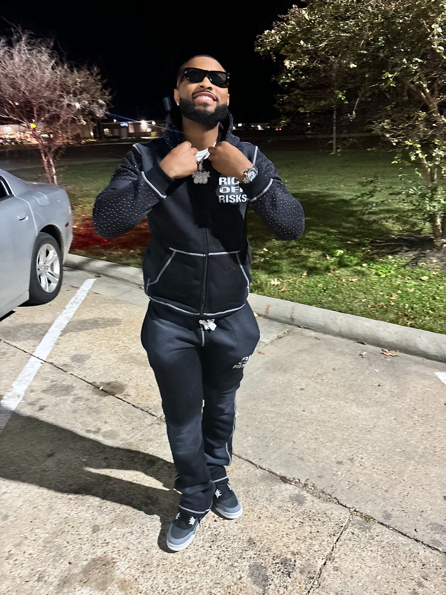 _MJsmooth's tweet image. I’ll pop a pill and feel I should, I should give a whole mil to my hood. I done made it out the streets, bih I’m good 🖤⚔️🖤