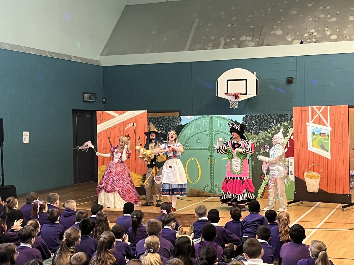 broadley_mr's tweet image. Thank you to Halo Arts for performing their Panto, ‘Wizard of Oz’ for @StMonicaMilton P4-P7! Always good for a singalong! #Pantotime