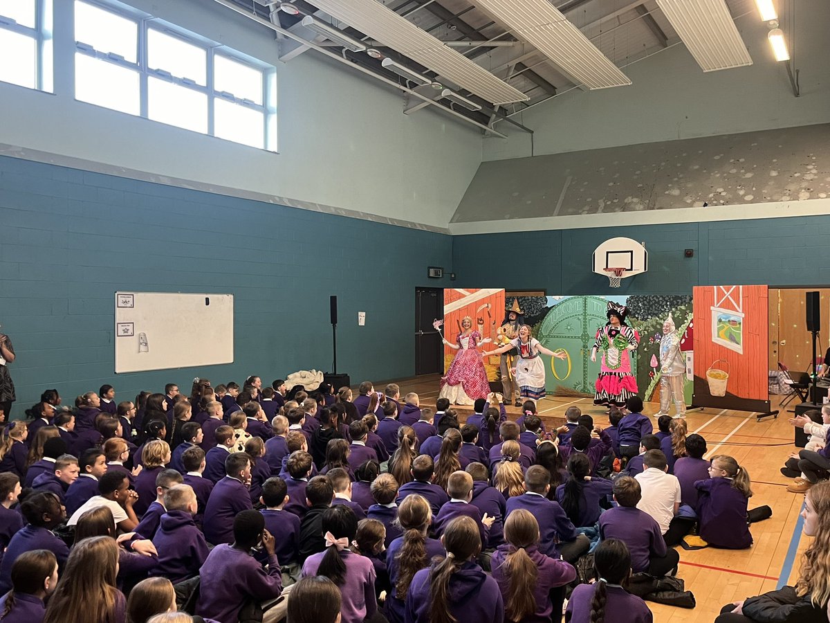 broadley_mr's tweet image. Thank you to Halo Arts for performing their Panto, ‘Wizard of Oz’ for @StMonicaMilton P4-P7! Always good for a singalong! #Pantotime