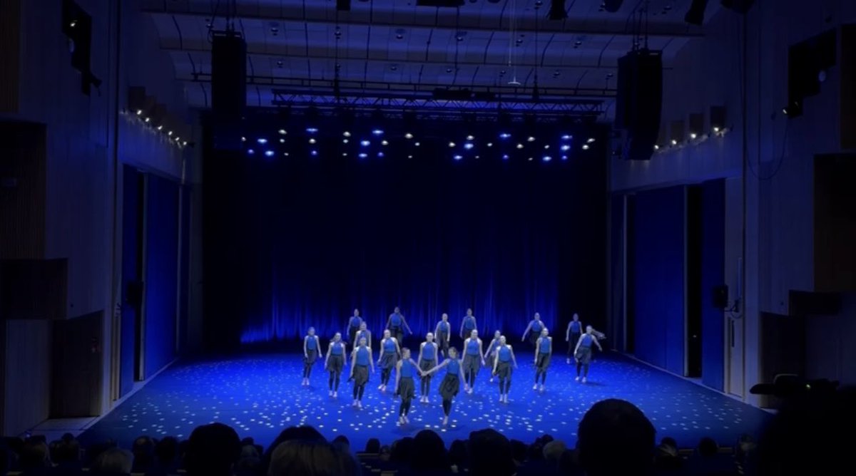 Päästiin teiniryhmän kanssa salista lavalle esiintymään joulun kunniaksi ❄️🎅🏻 ja siellä he esiintyivät yli 500 katsojalle. Osa on aloittanut voimistelun vasta syksyllä, aika rohkeaa 🫶 heittäytymistä 🔥 vaikka jännittikin - itsensä voittamista #nuortenliikunta #rohkeus #elämykset