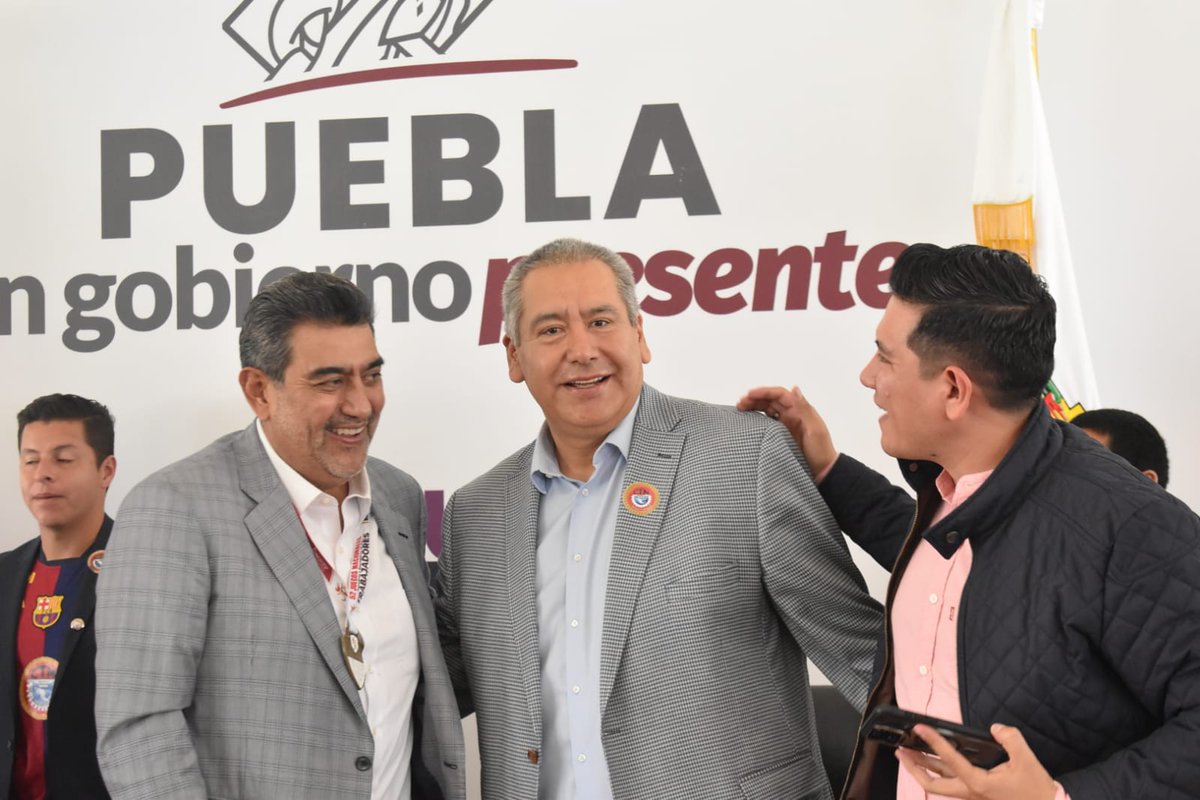 SUFRAGIOrevista's tweet photo. "Sigan inspirando a los jóvenes". Afirmó el gobernador de #Puebla @SergioSalomonC al recibir al equipo de ⚽ de @CTMPuebla Campeón Nacional de los Juegos de los Trabajadores; y los felicitó por el gran honor de representar a México 🇲🇽 en el Campeonato Mundial Grecia 🇬🇷 2025 https://t.co/bjR2Y9VNCz