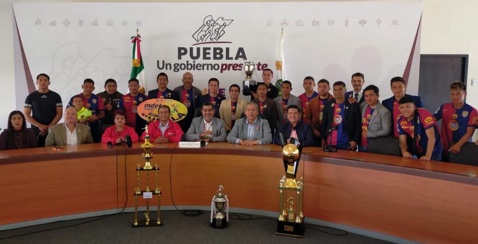 SUFRAGIOrevista's tweet photo. "Sigan inspirando a los jóvenes". Afirmó el gobernador de #Puebla @SergioSalomonC al recibir al equipo de ⚽ de @CTMPuebla Campeón Nacional de los Juegos de los Trabajadores; y los felicitó por el gran honor de representar a México 🇲🇽 en el Campeonato Mundial Grecia 🇬🇷 2025 https://t.co/bjR2Y9VNCz