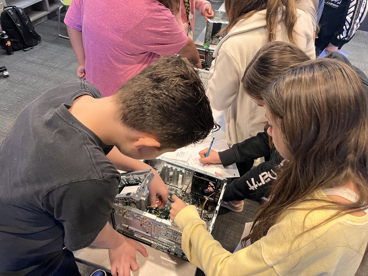 Laura Mackay tweet media