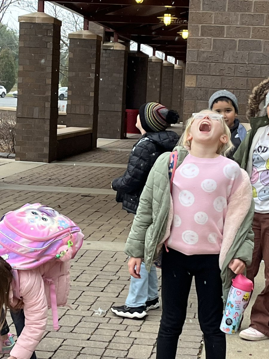 JRESClemons's tweet photo. Snow much fun during dismissal today! @JresRockets https://t.co/WycnZRI8Wk