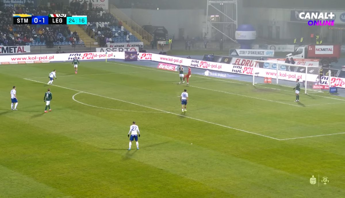 golaszewski_p's tweet image. Jeden z widzów @PrawdaFutbolu dzisiaj wyłapał ciekawą rzecz - w momencie wznawiania gry przez Kobylaka, dwóch piłkarzy Stali było w polu karnym. Po chwili był rzut karny po faulu Pankova. Hm?