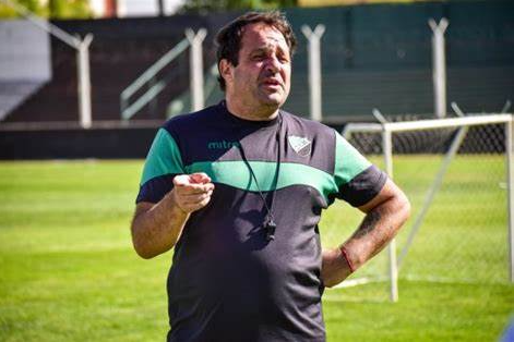 AscensoMiLocura's tweet photo. Carlos Mungo, DT de Villa Mitre, en TyC Sports: "Yo no dirijo mas, pero este hijo de P... no puede dirigir mas. Sarmiento no merece estar en otra categoría porque robo todos los partidos" https://t.co/J0QbIjwCDX