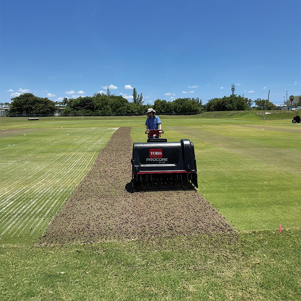 TheTurfZone's tweet image. Hollow tine aerification on a mature ‘TifEagle’ green using (0.5&quot; hollow tines) mounted on a ProCore 648 aerator. Get insights on Aerification for UltraDwarf Bermudagrass Putting Greens in @ALTurfgrassAsn magazine &amp;gt; theturfzone.com/ata/?ascat=71&amp;amp;…