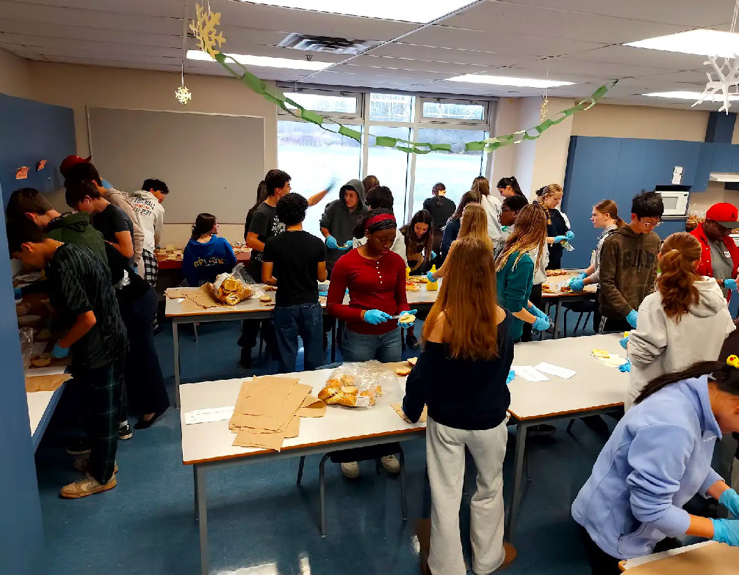 AllSaintsOCSB's tweet photo. Mme Dumouchel's and Mme Vespa's Religion classes, with help from @StIsidoreKanata, prepared 1000+ sandwiches for @sghottawa. Students were honoured to fulfill this beautiful act of service. #feedthehungry #OCSBOpenDoors #ThisIsASH https://t.co/9UyX94oLqk